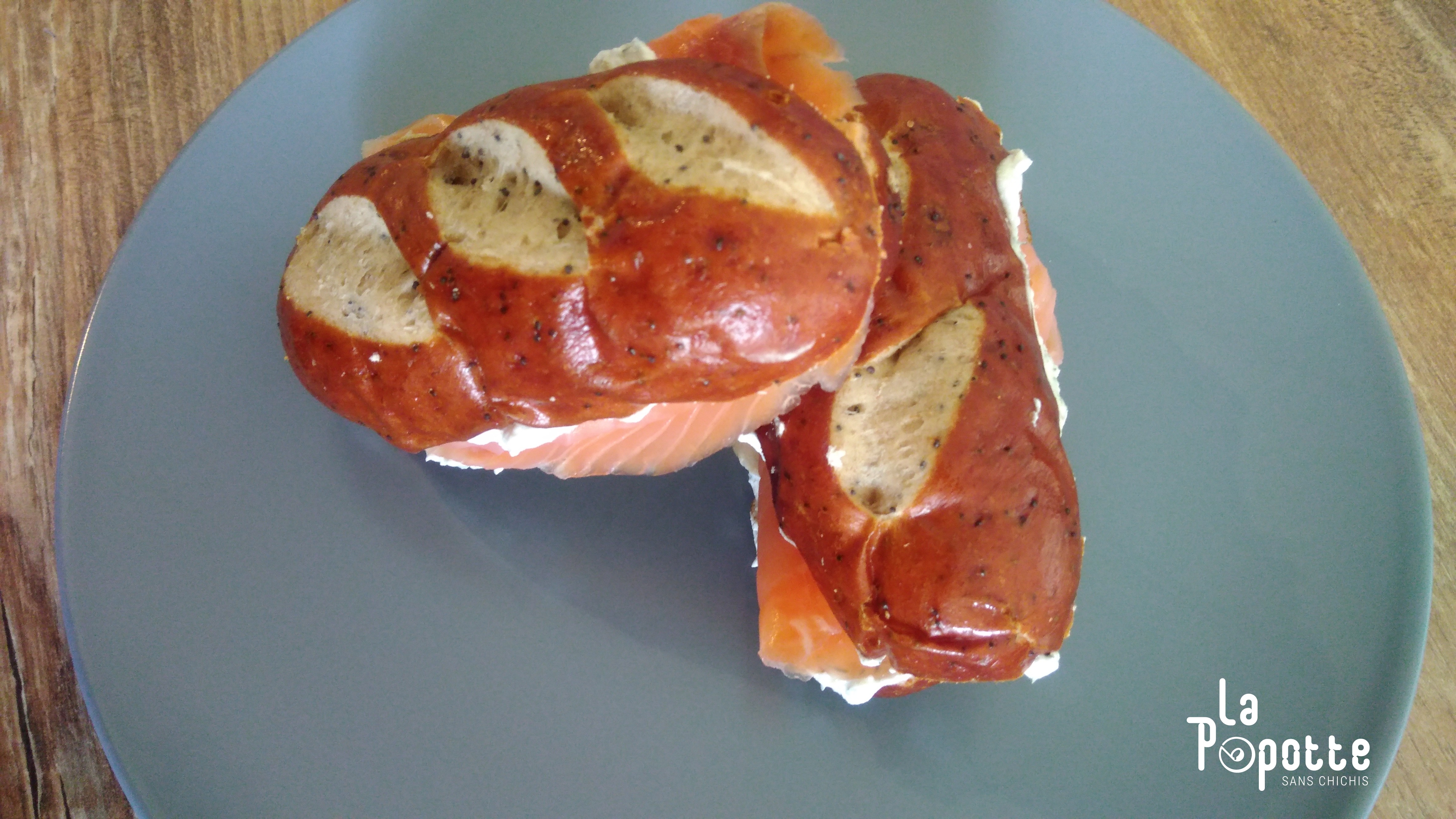 Bretzel au saumon fumé, ricotta, aneth