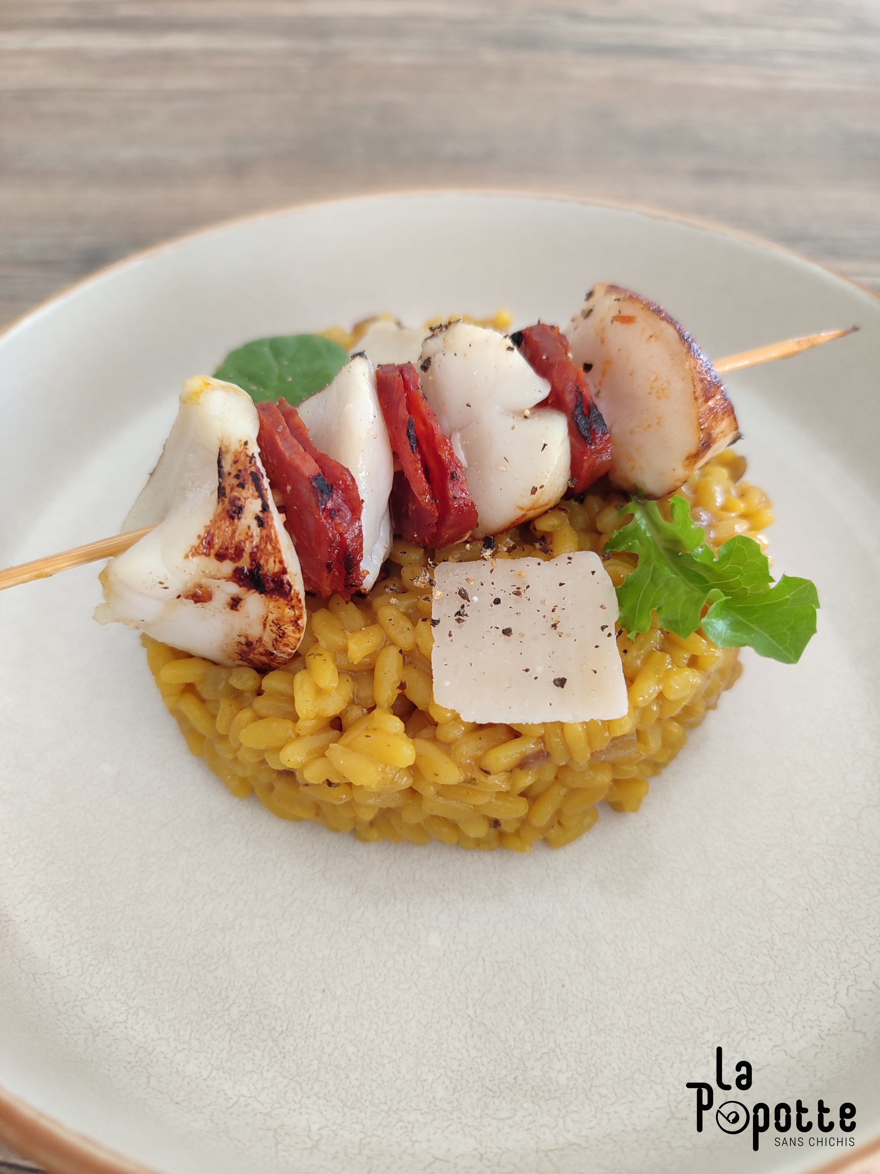 Brochettes de St Jacques, chorizo et riz safrané