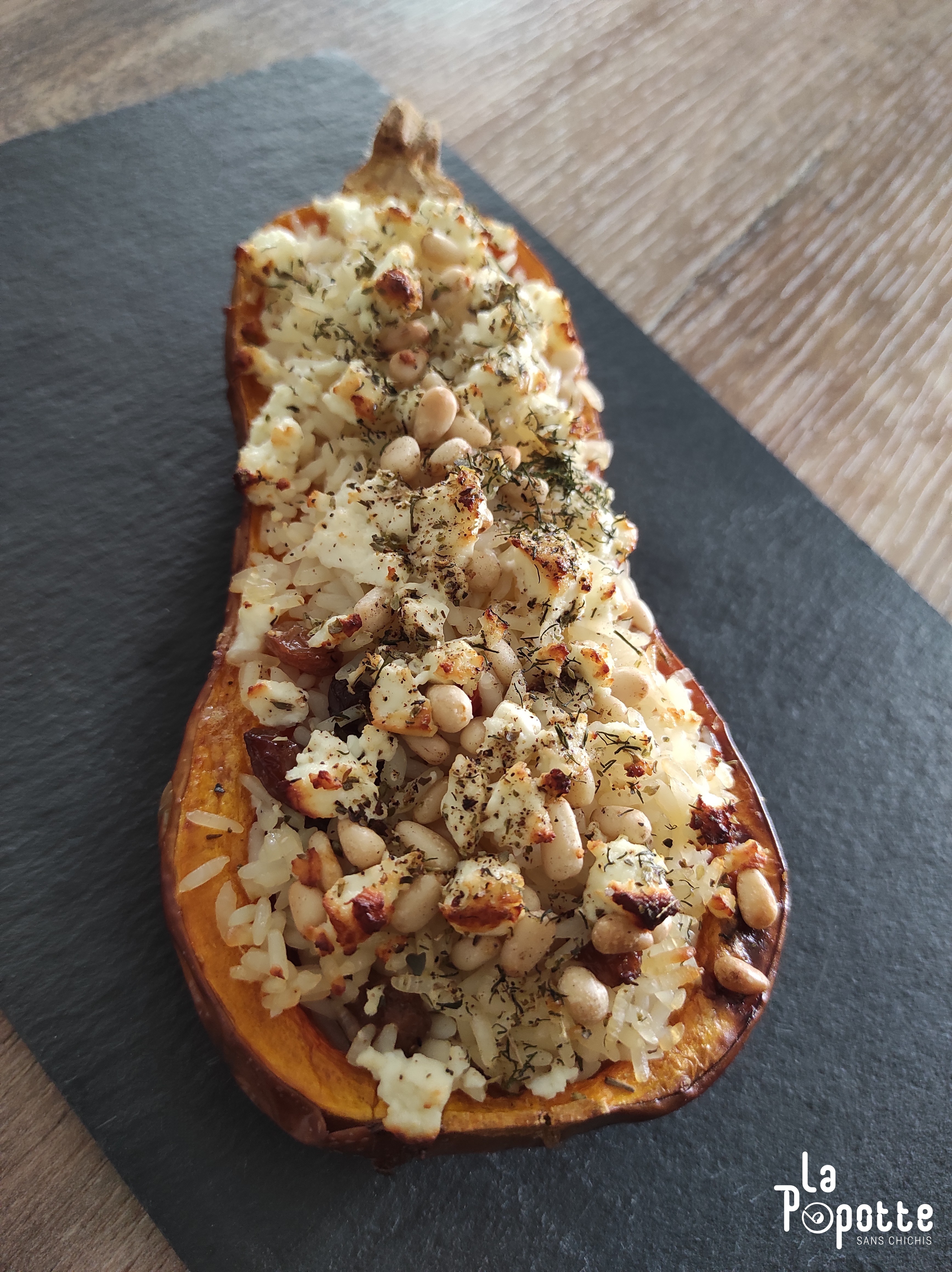 Butternut farci au riz, raisin et feta