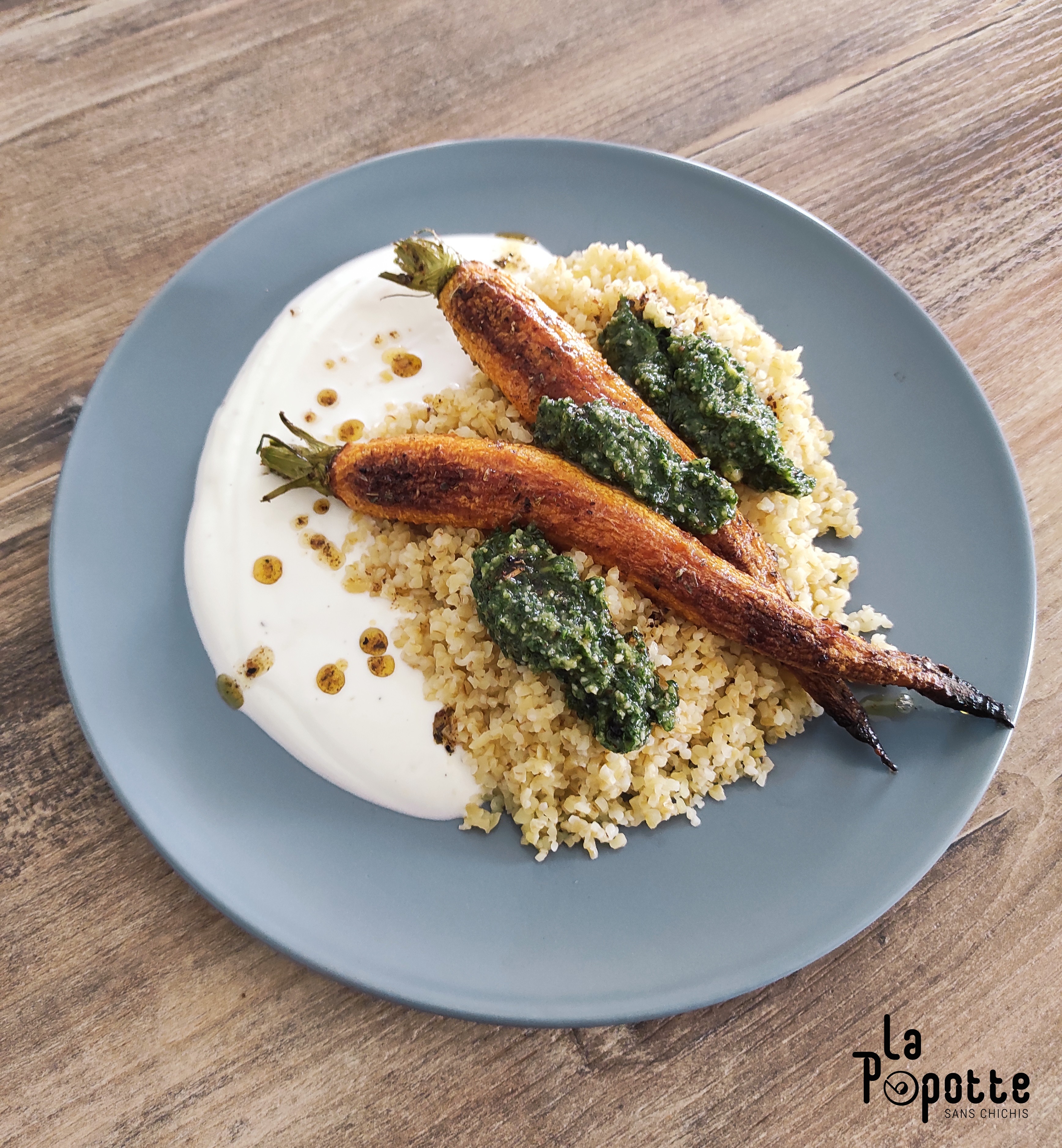 Carottes rôties au pesto de fanes, boulgour et yaourt à la grec