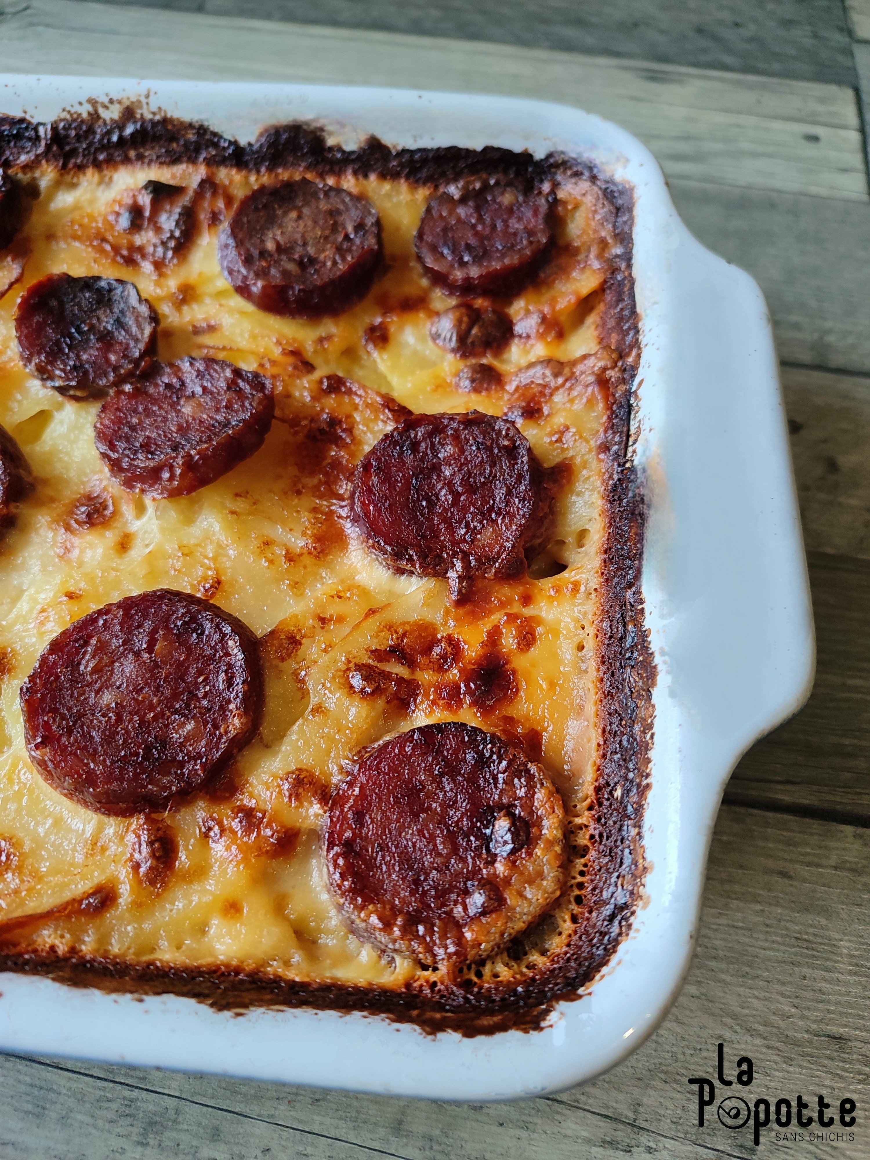 Gratin de pommes de terre, saucisse de morteau et cancoillotte