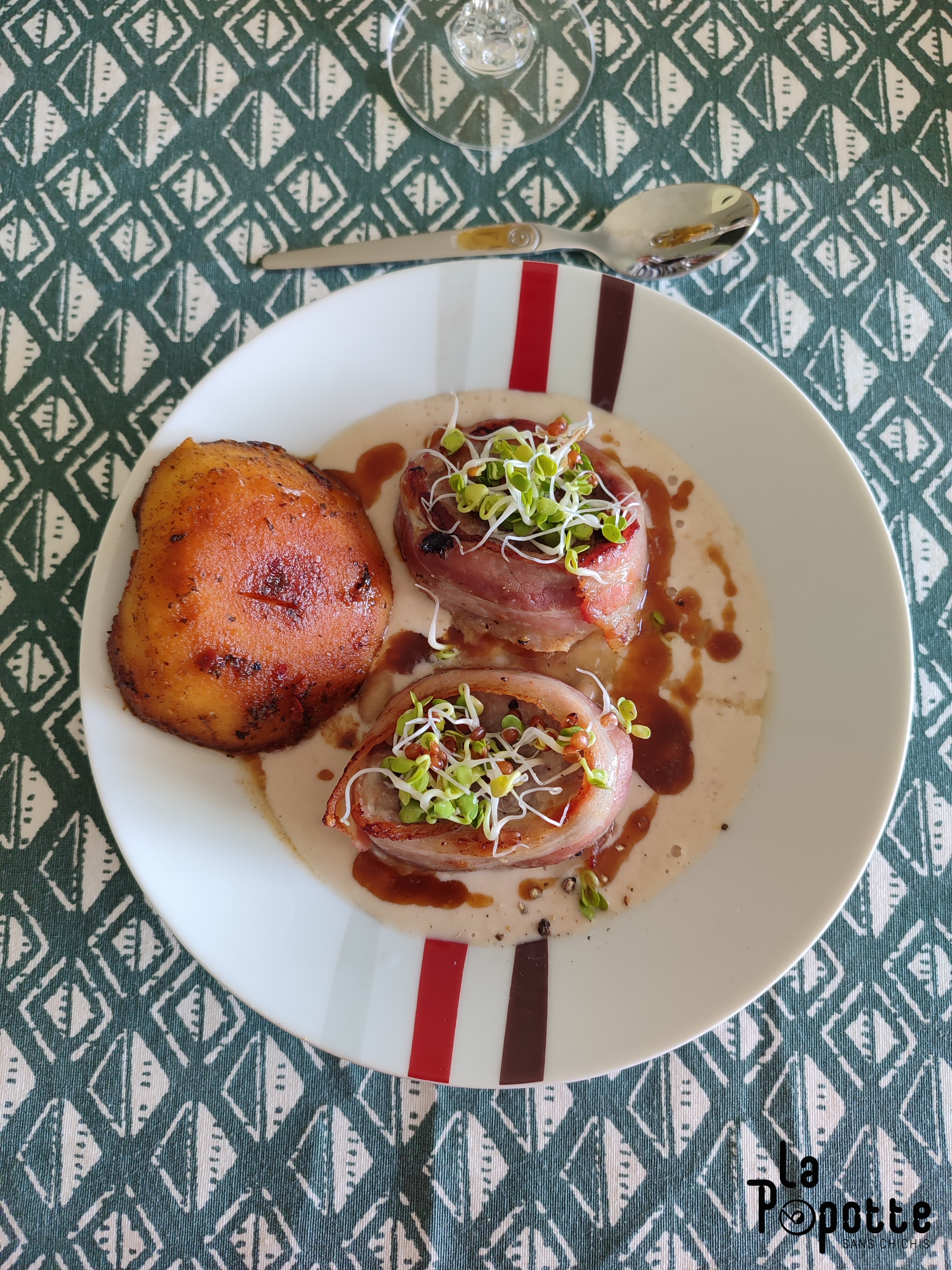 Mignon de porc snacké, pomme et crème d'haricots tarbais à la sauge