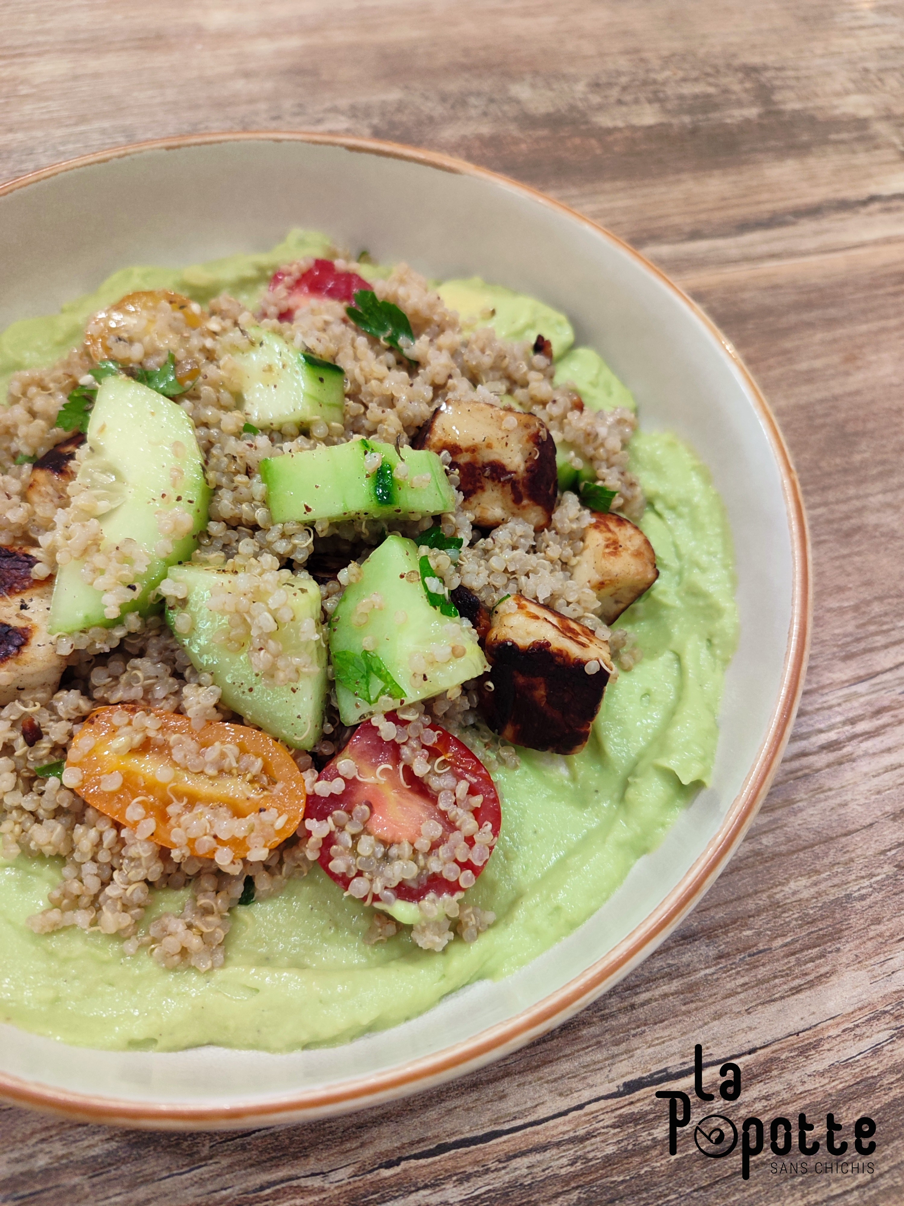 Salade de quinoa, halloumi et crème d’avocat