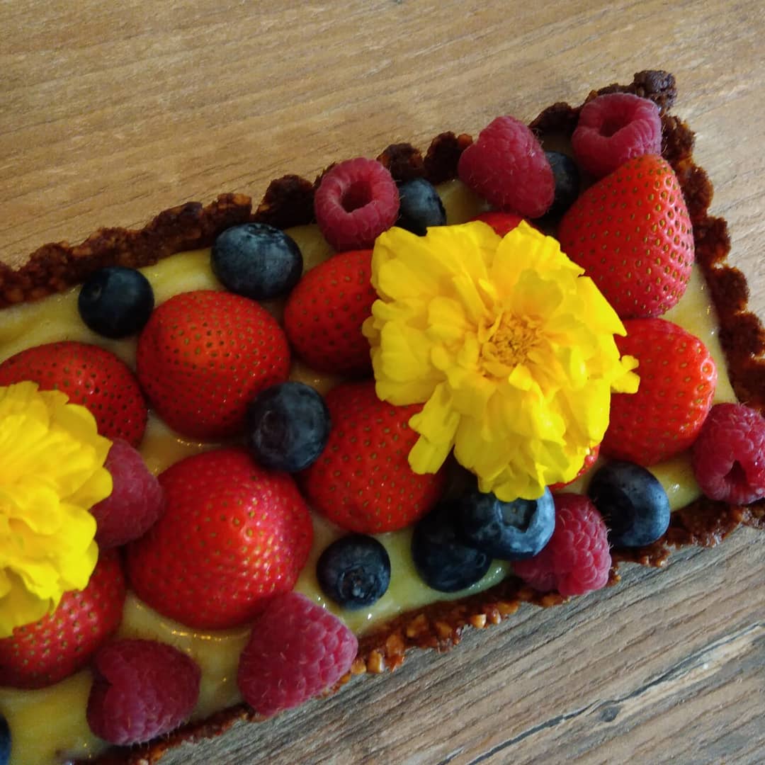 Tarte fruits rouges sur fond de noix