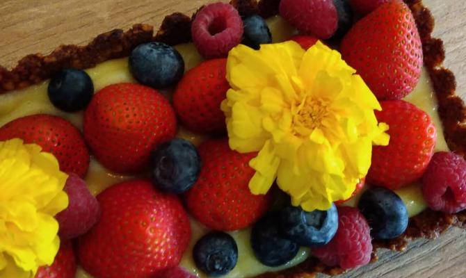Tarte fruits rouges sur fond aux noix...