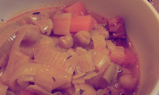 Soupe de pois chiches, poireaux, chorizo & coriandre...