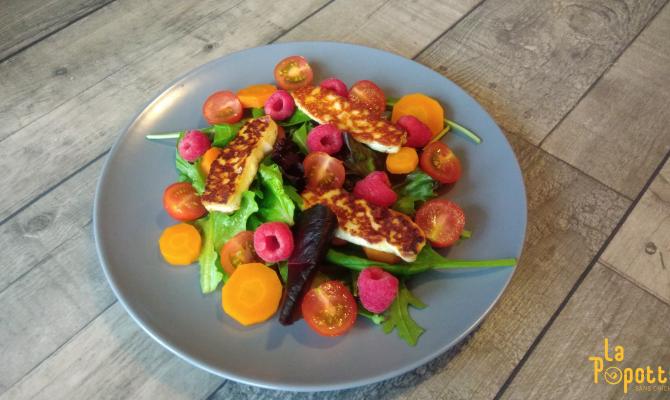 Salade jeunes pousses, carottes, tomates, framboises & Halloumi...